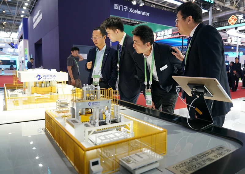安博体育网站：先进制造链引领新质生产探访链博会先进制造链展区(图5)