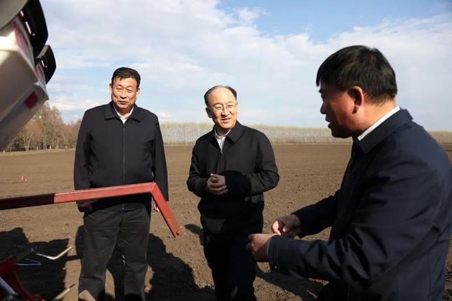 安博体育网站：杨宝龙到北安、九三、齐齐哈尔分公司调研(图1)