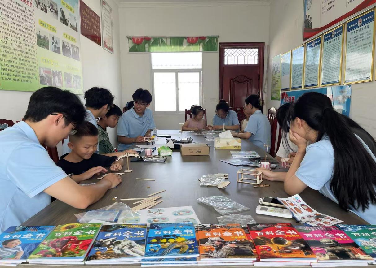 六安乡野间青春的足迹跃动成诗：科技为笔暖意为墨共绘振兴新卷(图3)
