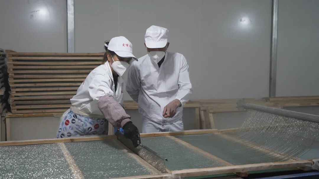 安博体育平台：【奋勇争先看老兵】小红薯大产业！退役军人石桃根带着乡亲们闯出全产业链致富路→(图1)