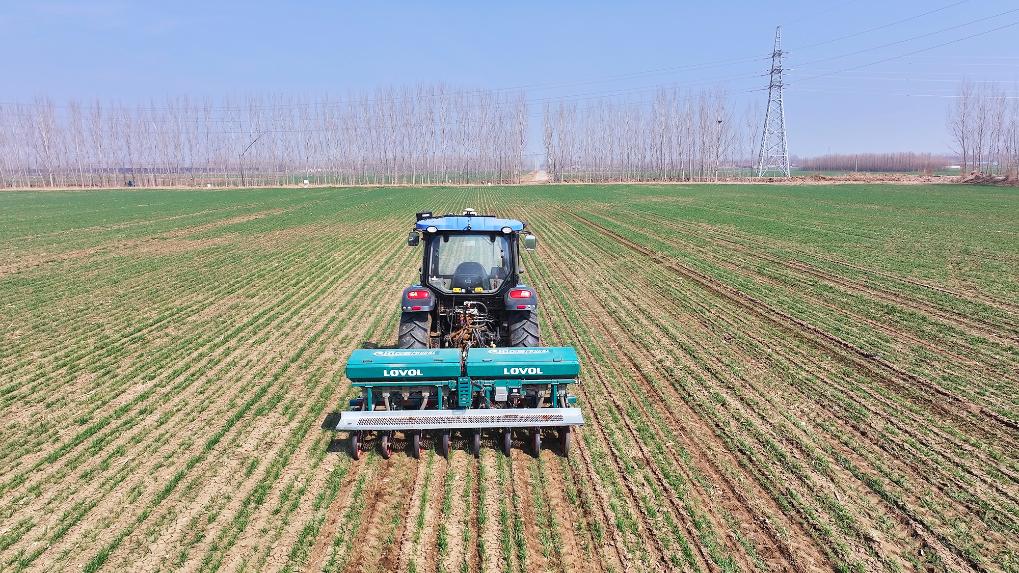 安博体育网站:人工智能“开处方”智慧农机进麦田(图1)