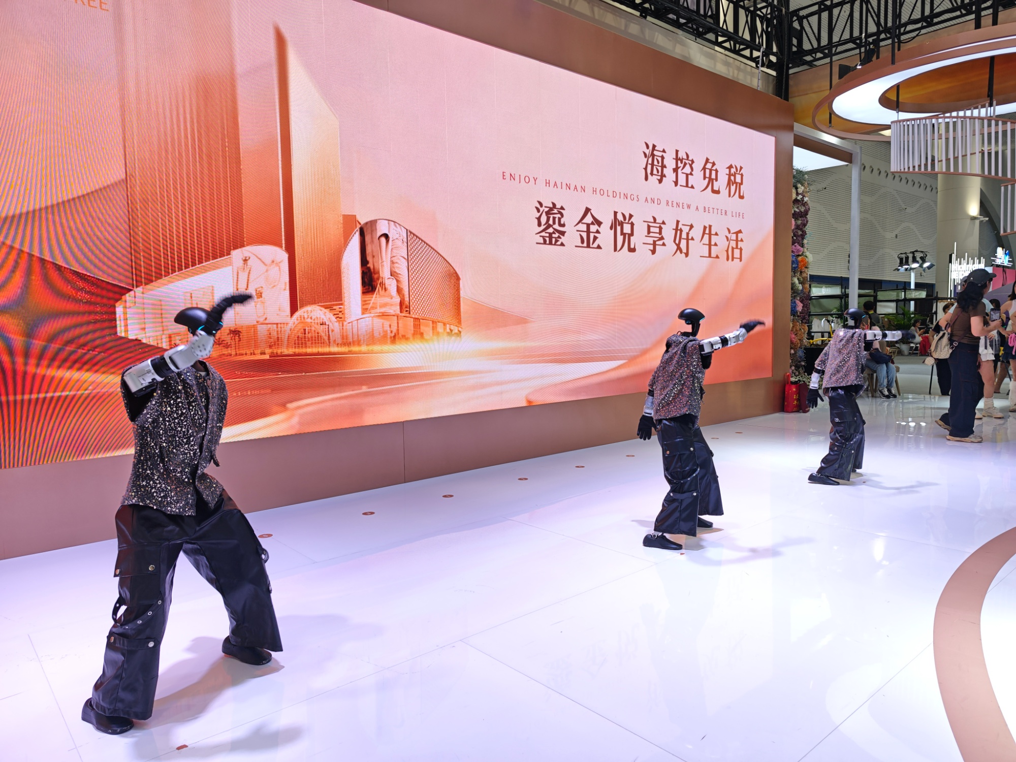 安博体育网站：第六届消博会聚“新奇特酷”精品展开放包容气象(图3)